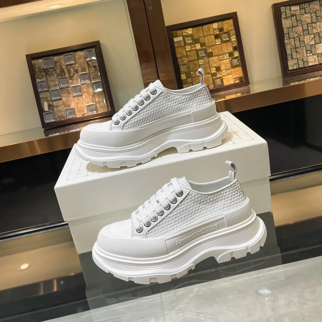 👟👟Ex-factory price 560👟👟 Men’s size +10 🔥Mc Queen new woven McQueen couple shoes 🔥Exclusive first launch‼ ️‼ ️Young ladies who are fashion representatives must be in the forefront of fashion! The shoes have a transparent and simple personalized design, which increases the height and slims the legs, showing full charm, and the upper feet are super stylish. ⚠The upper is made of customized imported canvas, which is breathable, comfortable and not stuffy on the feet. The color is warm and moist. 🔸Inside: Yangli. Feet: imported goatskin. Full of flexibility! The round toe design allows the toes to be completely released🥰 Get rid of the original pressure of shoes! 🔸The outsole adopts the original molded combination TPU transparent outsole. The process of combining several layers of outsole is complicated. Super light and super comfortable! Very affordable ❤️ 🔸Size: 35-40 for women, 250 for low-income women. The women’s low-top version will be released first. The latest counter high version packaging, with certificates, cards, and pure cotton bags.
